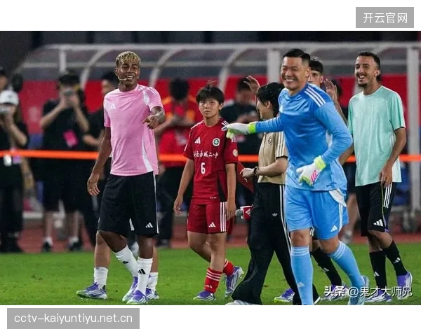 足球场上的“尴尬瞬间”——队友穿裆晃倒，背后的故事与启示